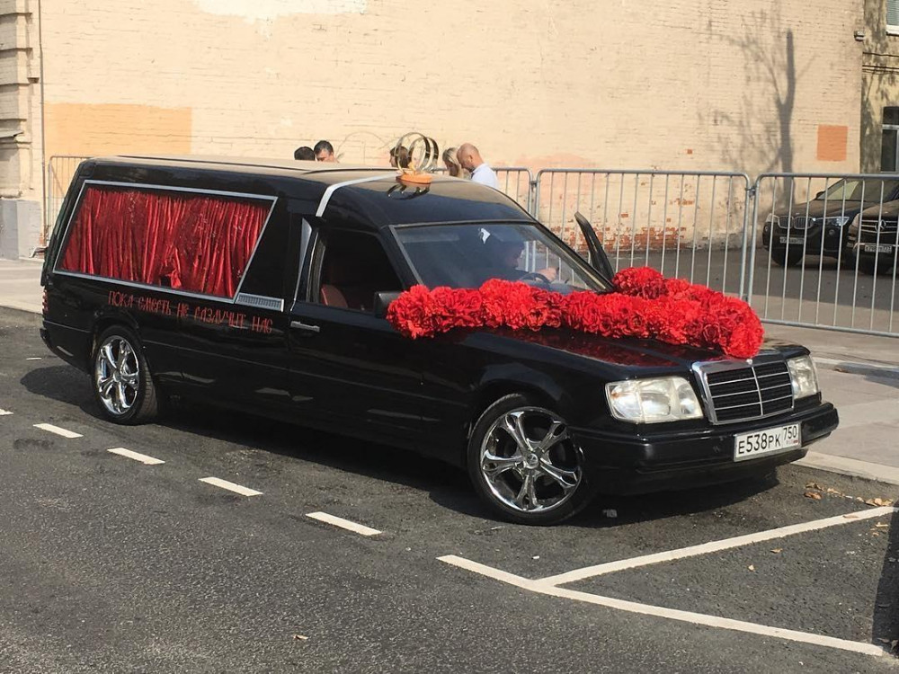 Ərə gedən aparıcı toya cənazə maşınında gəldi - FOTOLAR